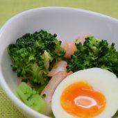海老とブロッコリーの半熟卵サラダ