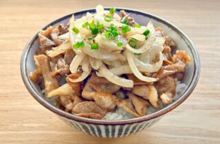 玉ねぎ豚丼-1