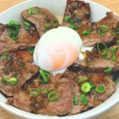 ニラだれ焼肉丼 温玉のせ
