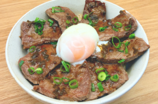 ニラだれ焼肉丼 温玉のせ-1